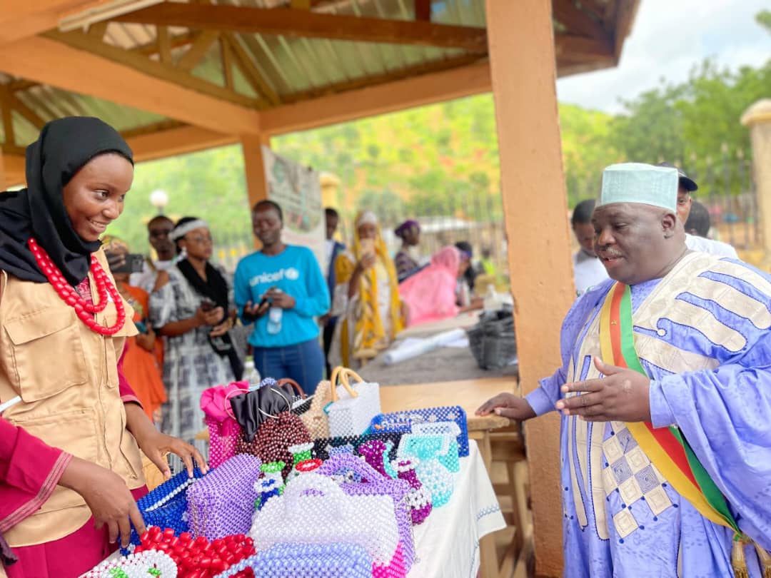 Activité de production des accessoires en perle (sacs, porte clé, peau de bic, boucle d’oreille etc) dans le local de la CMPJ Maroua.