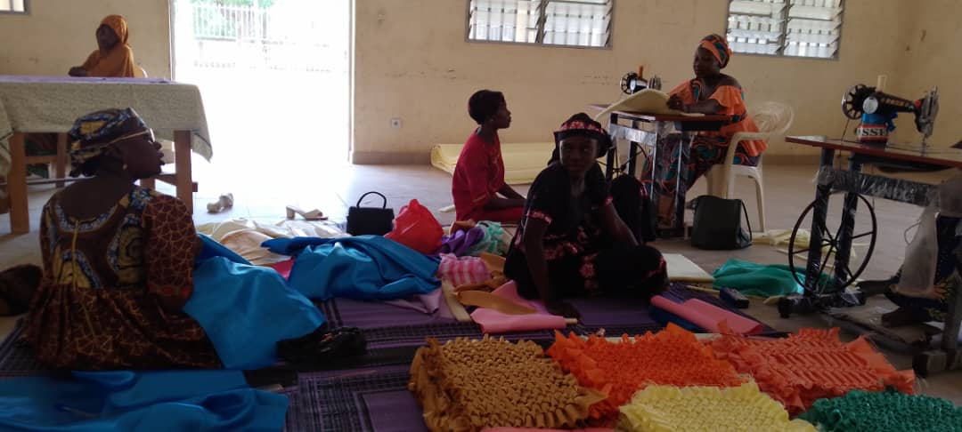 Activité de formation des femmes et des jeunes filles en fabrication des coussins dans le local de la CMPJ Maroua. - Photo 2
