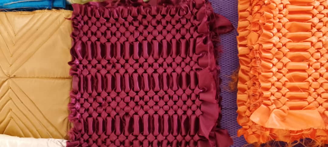 Activité de formation des femmes et des jeunes filles en fabrication des coussins dans le local de la CMPJ Maroua. - Photo 3