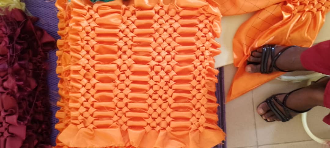 Activité de formation des femmes et des jeunes filles en fabrication des coussins dans le local de la CMPJ Maroua. - Photo 5