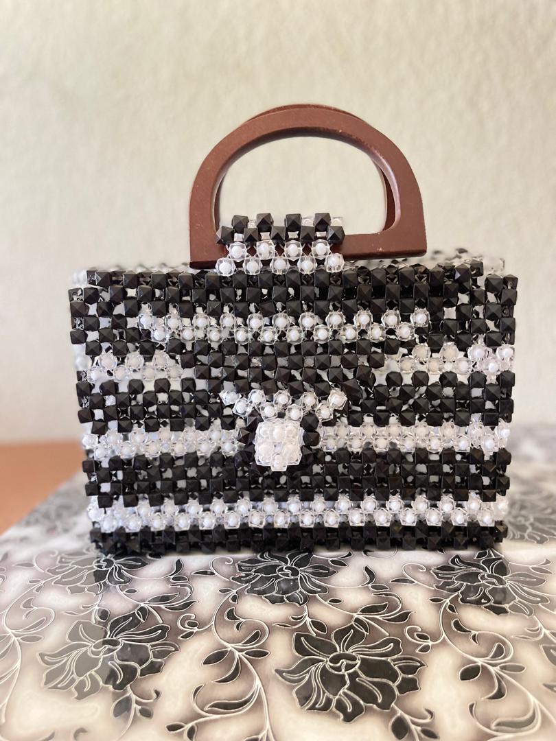 Activité de production des accessoires en perle (sacs, porte clé, peau de bic, boucle d’oreille etc) dans le local de la CMPJ Maroua. - Photo 4