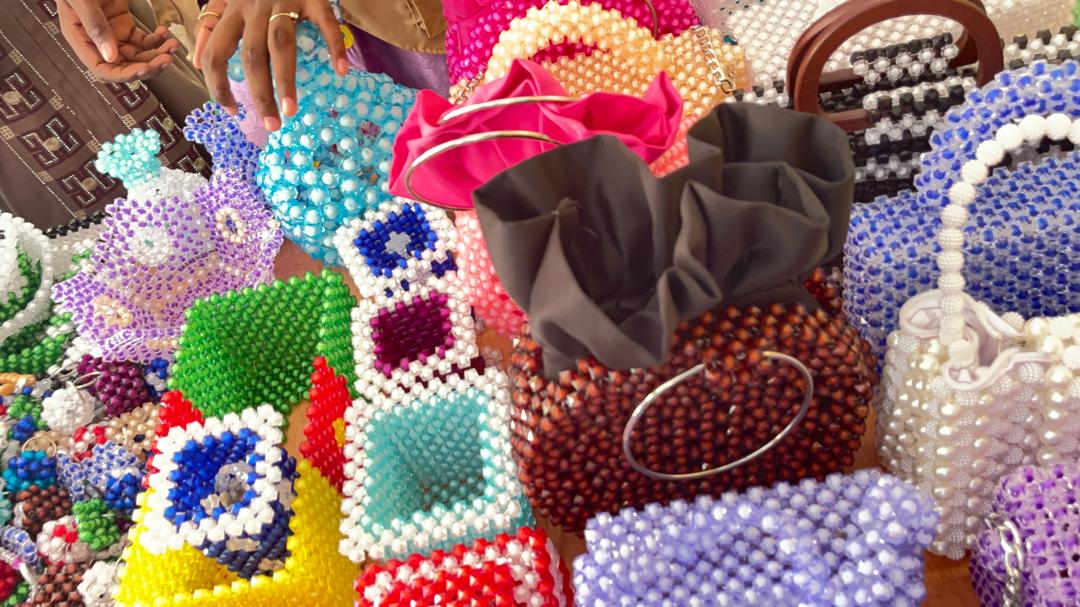 Activité de production des accessoires en perle (sacs, porte clé, peau de bic, boucle d’oreille etc) dans le local de la CMPJ Maroua. - Photo 7