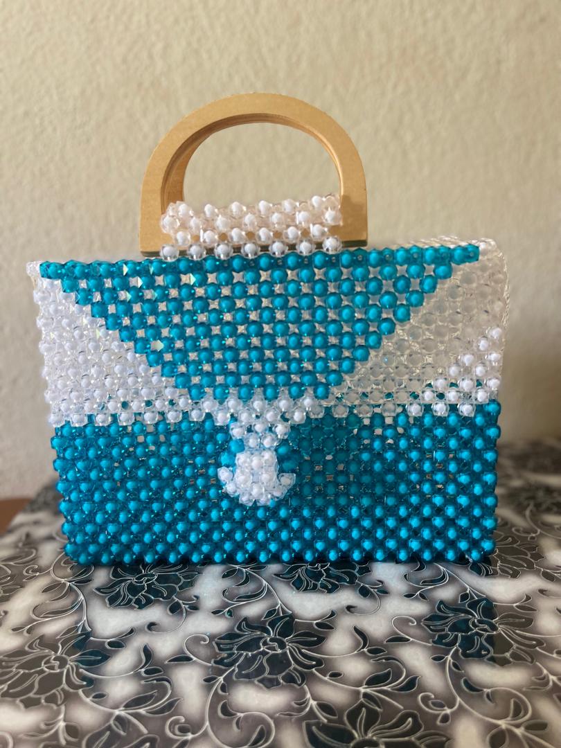 Activité de production des accessoires en perle (sacs, porte clé, peau de bic, boucle d’oreille etc) dans le local de la CMPJ Maroua. - Photo 8